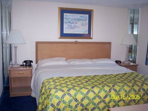 Kingsize bed Photo - Yachtsman Resort Hotel, Myrtle Beach, South Carolina 