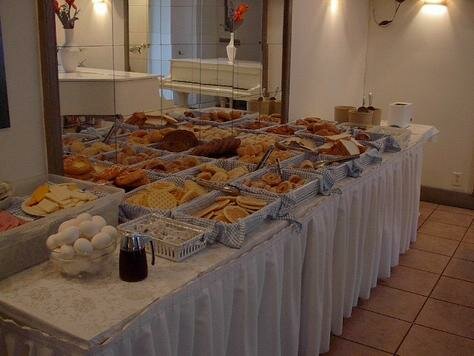 The breakfast buffet Photo - Barclay Hotel, Vancouver, British Columbia 